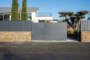 Lire la suite à propos de l’article Le portail coulissant 4m pour une grande ouverture