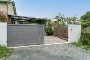 Lire la suite à propos de l’article Portail coulissant et portillon Signature – Vendée (85)