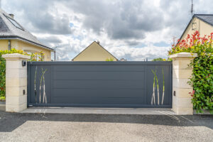 Lire la suite à propos de l’article Portail coulissant et portillon Signature – Mayenne (53)