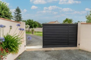 Lire la suite à propos de l’article Portail coulissant Signature – Vendée (85)