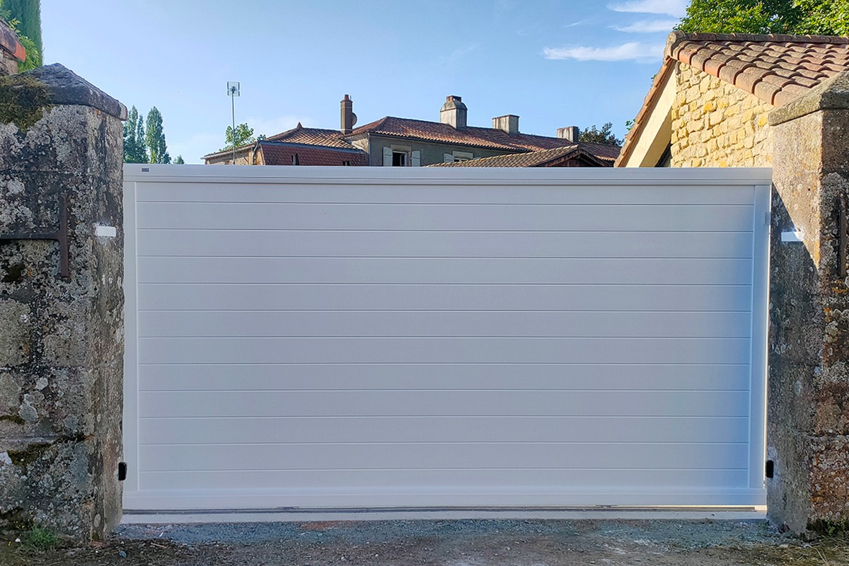 Portail coulissant alu gamme Signature modèle Origin 170 - RAL9016