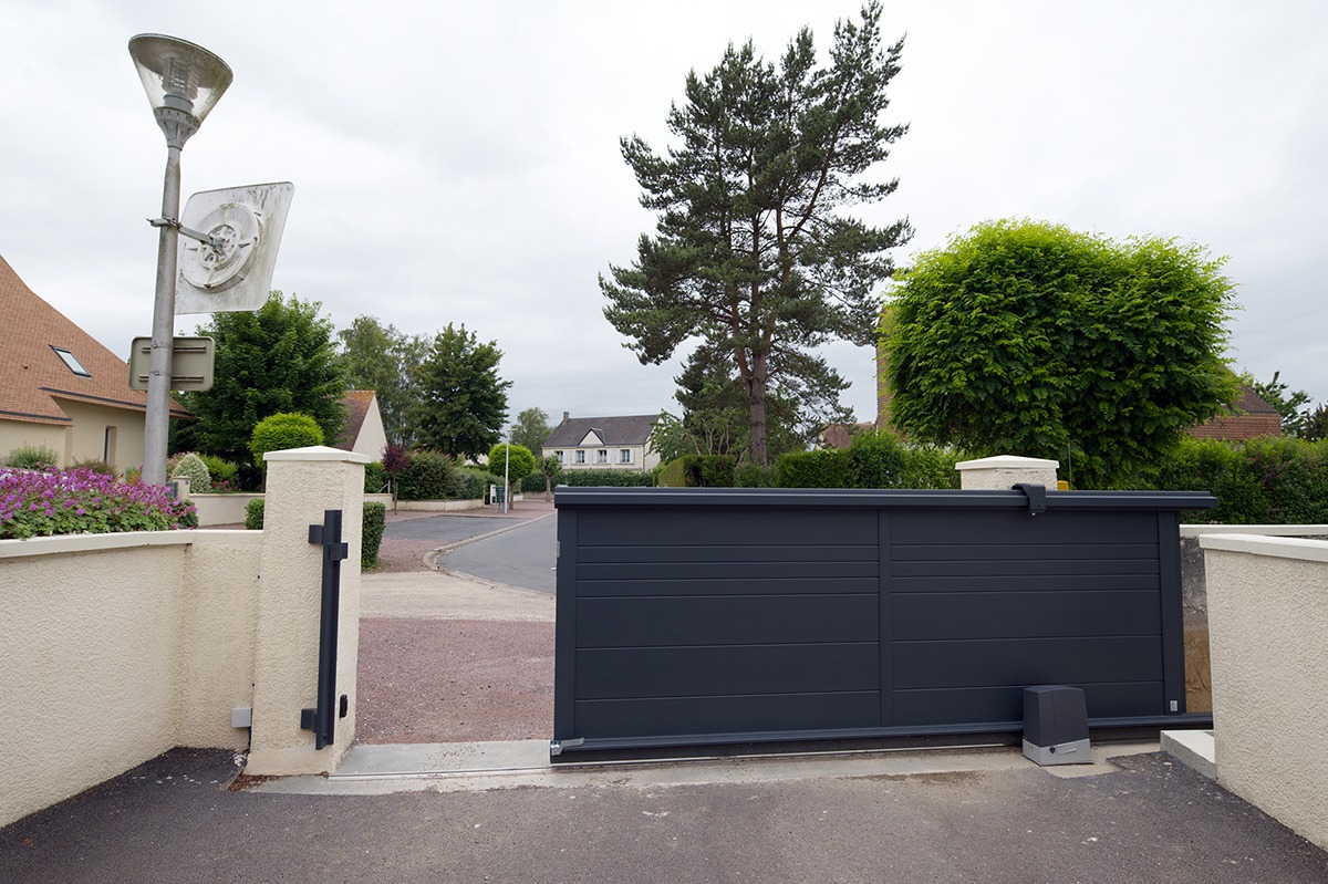 Portail coulissant alu gamme Signature modèle Origin 255 décor Équilibre - RAL7016