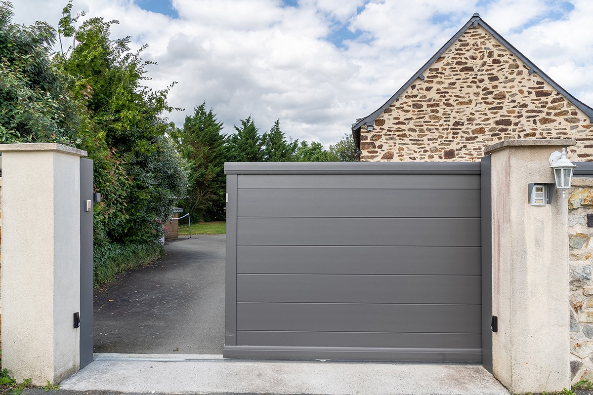 Portail coulissant alu gamme Signature modèle Origin 255 - RAL2900