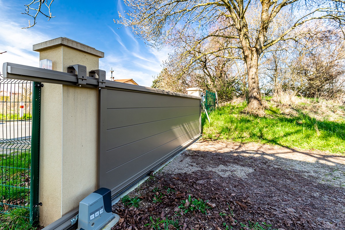 Portail coulissant alu gamme Signature modèle Origin 255 - RAL7006