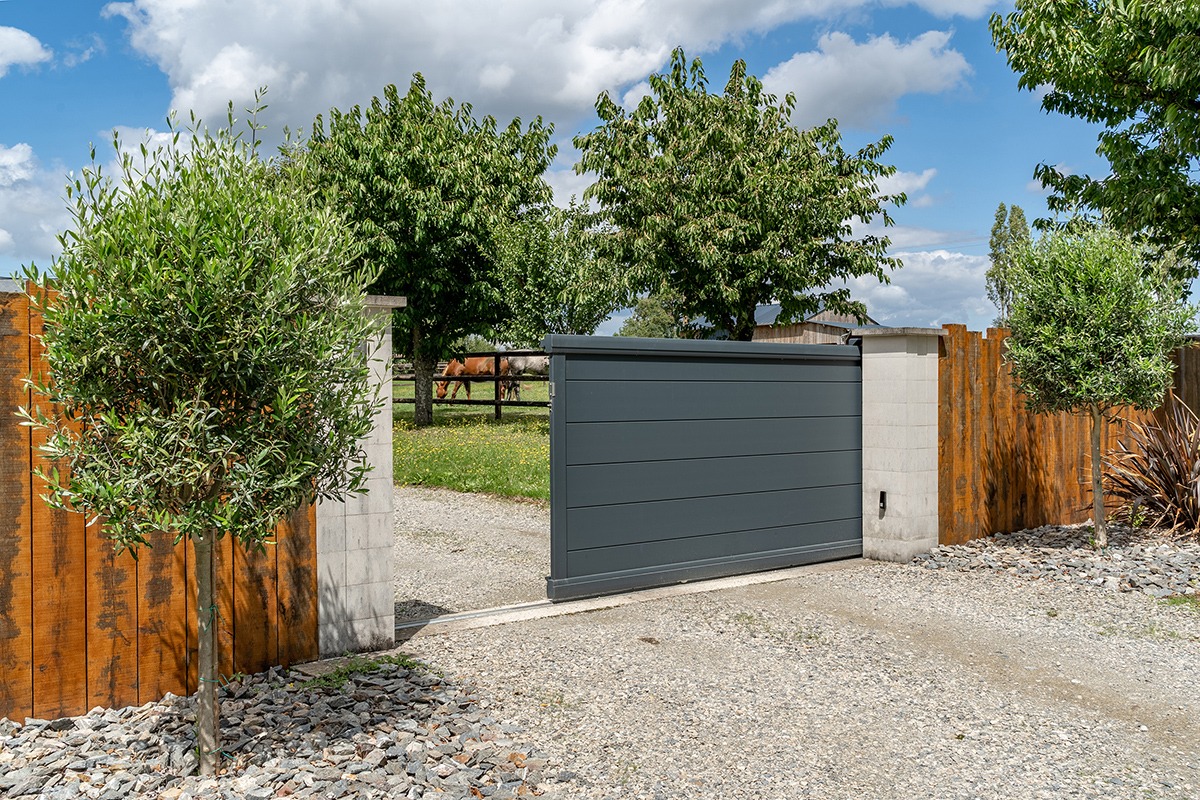 Portail coulissant alu gamme Signature modèle Origin 255 - RAL7016