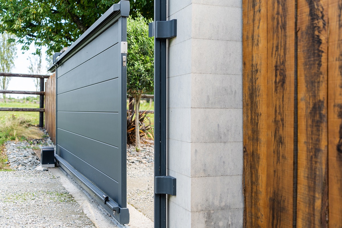 Portail coulissant alu gamme Signature modèle Origin 255 - RAL7016