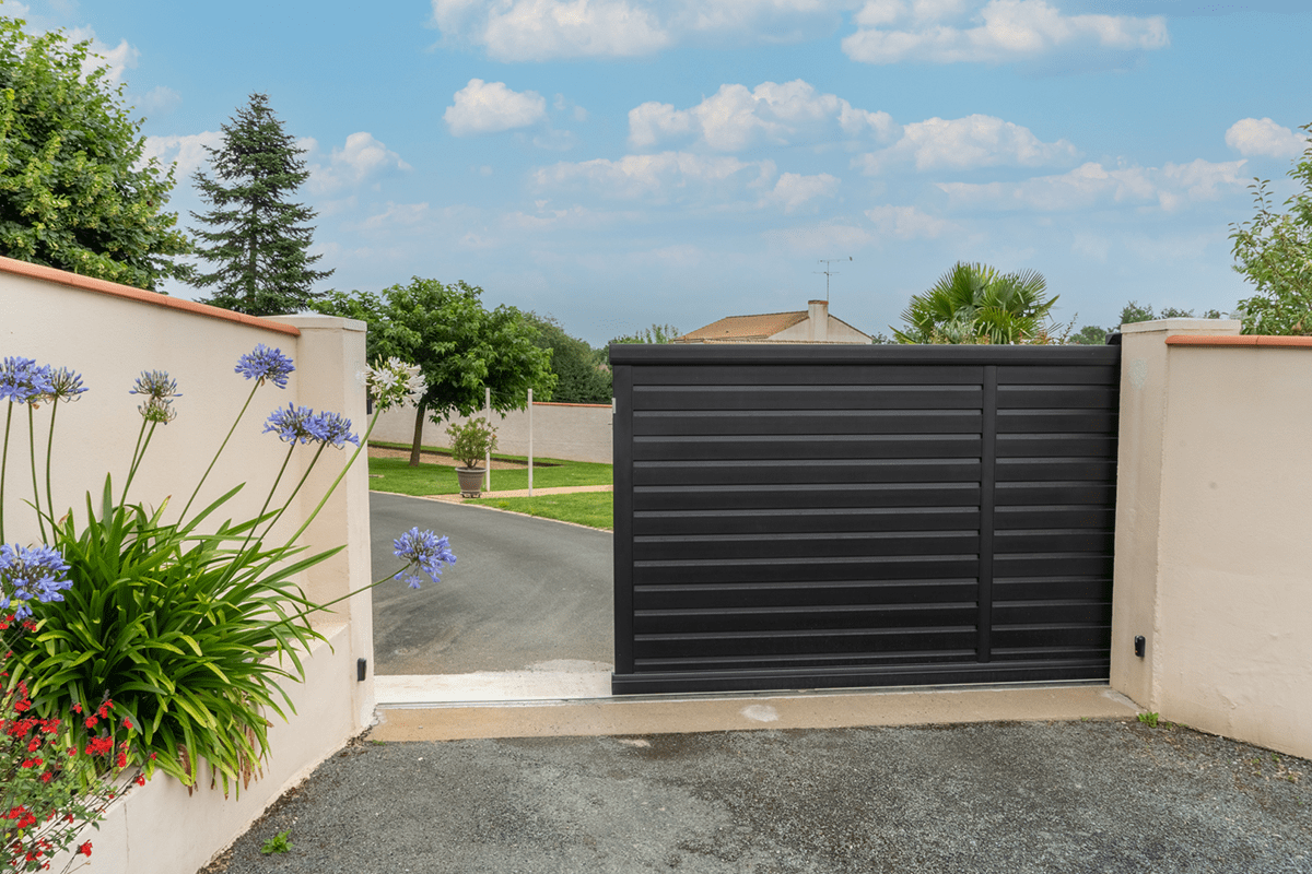 Portail coulissant Signature Origin lames brise-vent RAL 9005