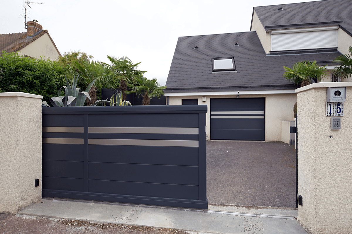 Portail coulissant Signature Origin lames 255 RAL 7016 décor Équilibre