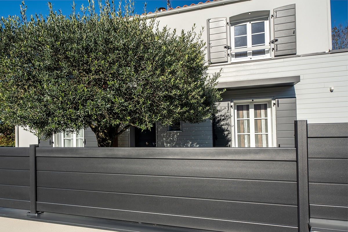 Clôture alu gamme Signature modèle Origin CL170 - RAL2100