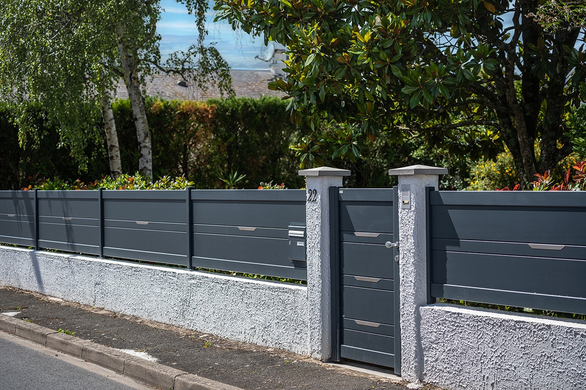 Clôture alu gamme Signature modèle Origin CL255 décor Esquif - RAL7016