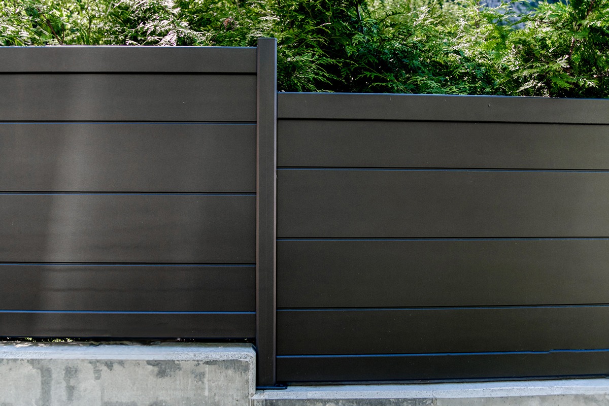 Clôture alu gamme Signature modèle Origin CL255 - RAL2100