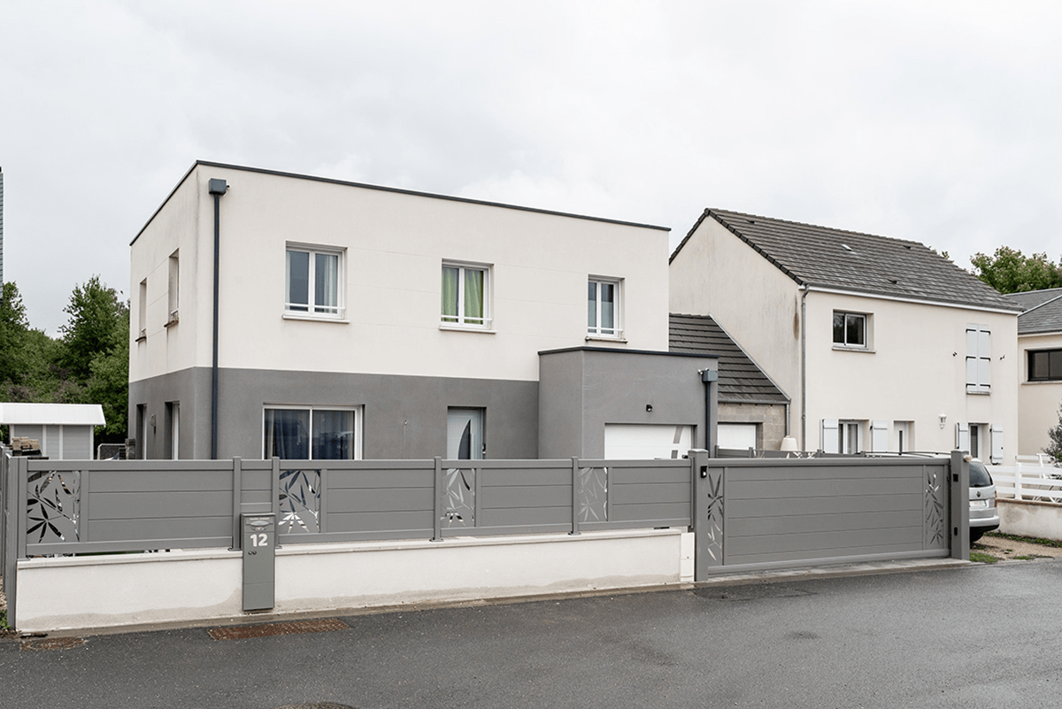 Portail coulissant alu gamme Signature modèle Tahoma 255 décor Ramage - RAL9007