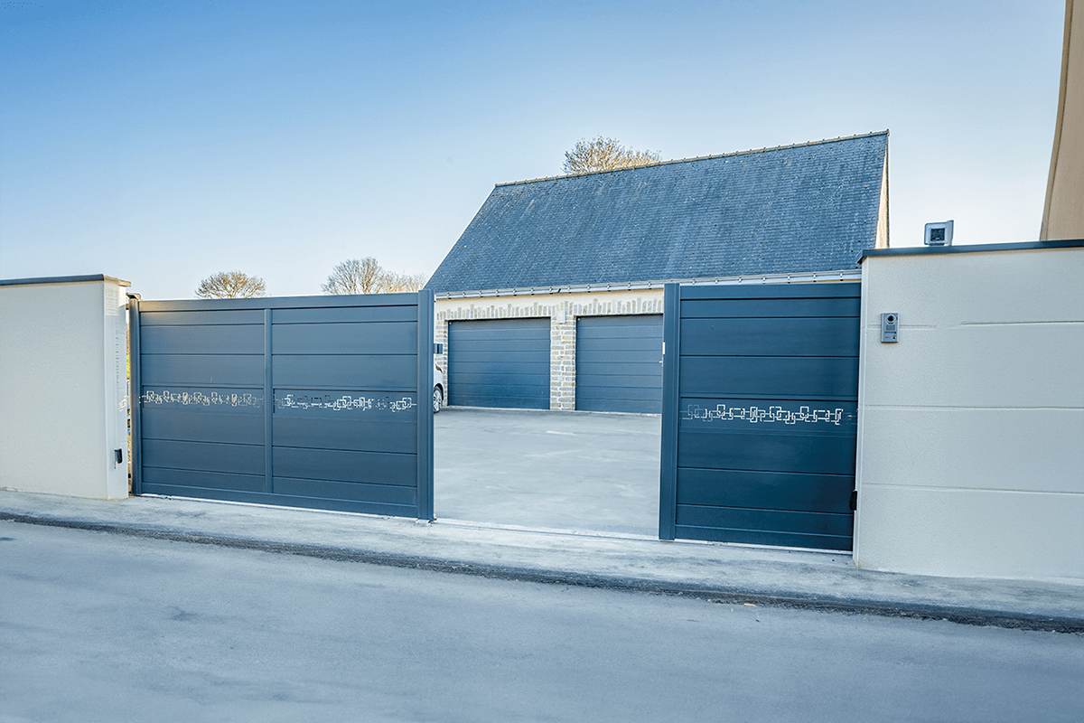 Portail antagoniste Signature Nordica lames 255 RAL 7016 décor Labyrinthe