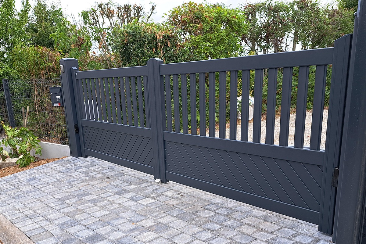 Portail battant alu gamme Classic modèle Aragon - RAL7016