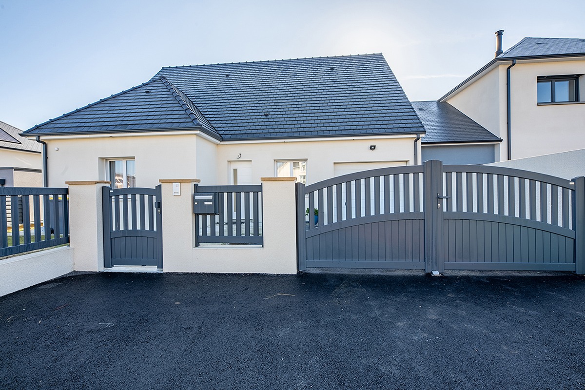 Portail battant alu gamme Classic modèle Daudet - RAL7016