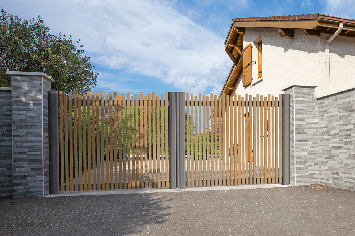 Portail battant alu gamme Graphic modèle Bora - RAL2900 chêne naturel