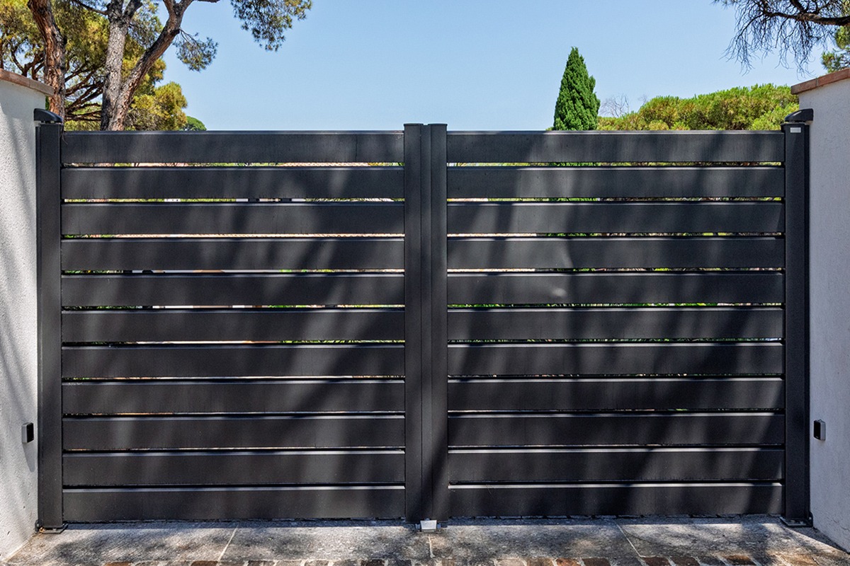 Portail battant alu gamme Optimo modèle Andromède - RAL2100