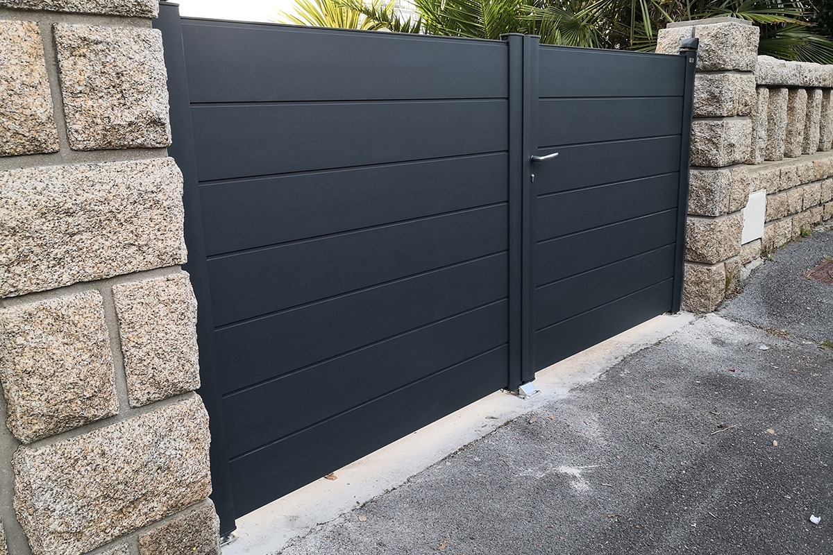 Portail battant alu gamme Optimo modèle Phénix - RAL7016