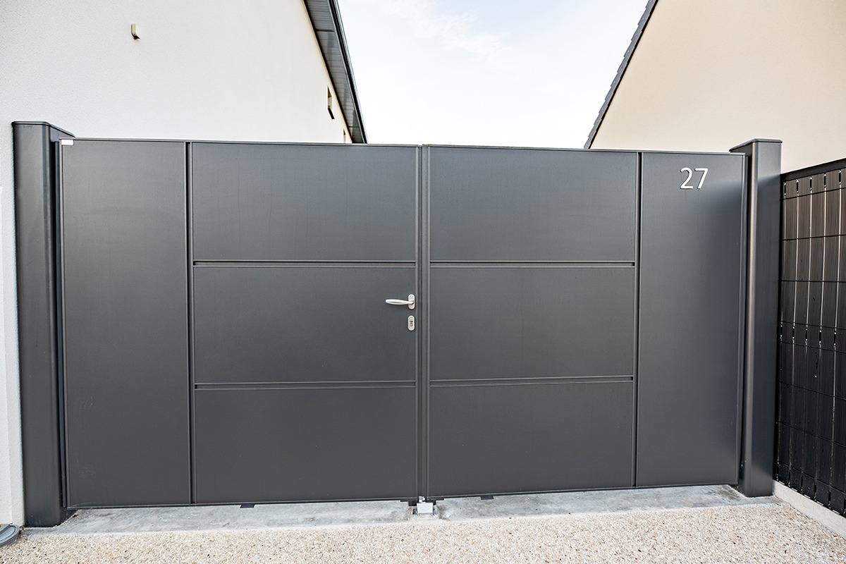 Portail battant alu gamme Quadra modèle B8 - RAL2100