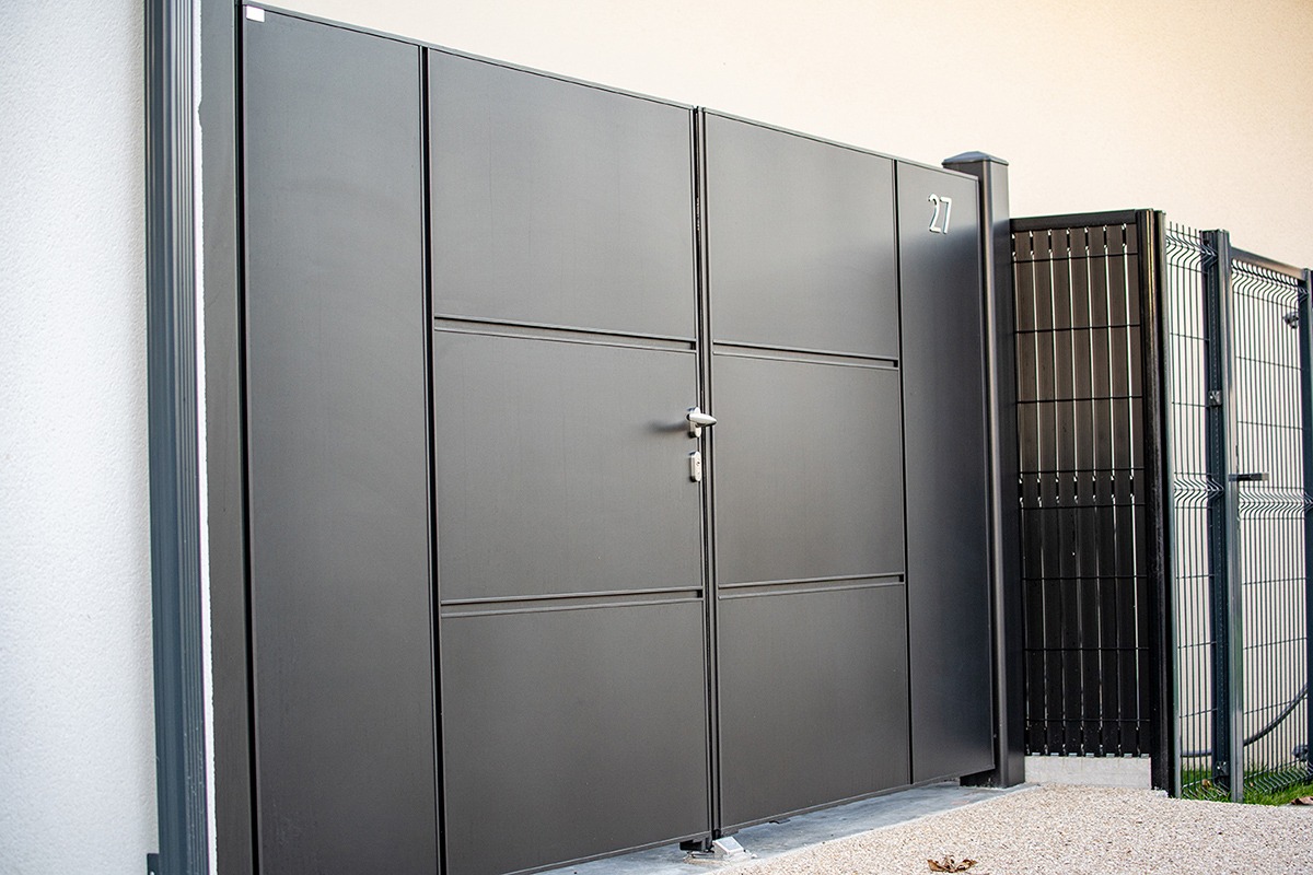 Portail battant alu gamme Quadra modèle B8 - RAL2100