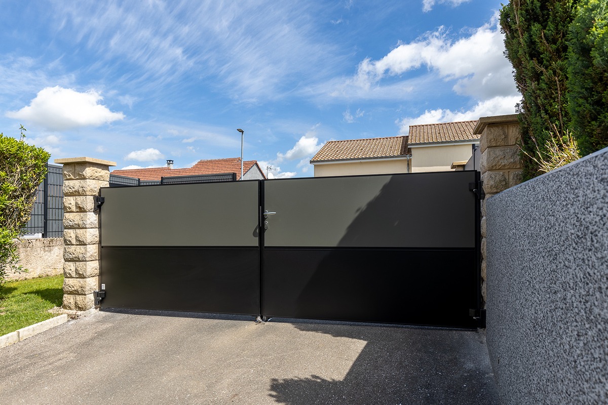 Portail battant alu gamme Quadra Design modèle P6 - Noir d'ombre