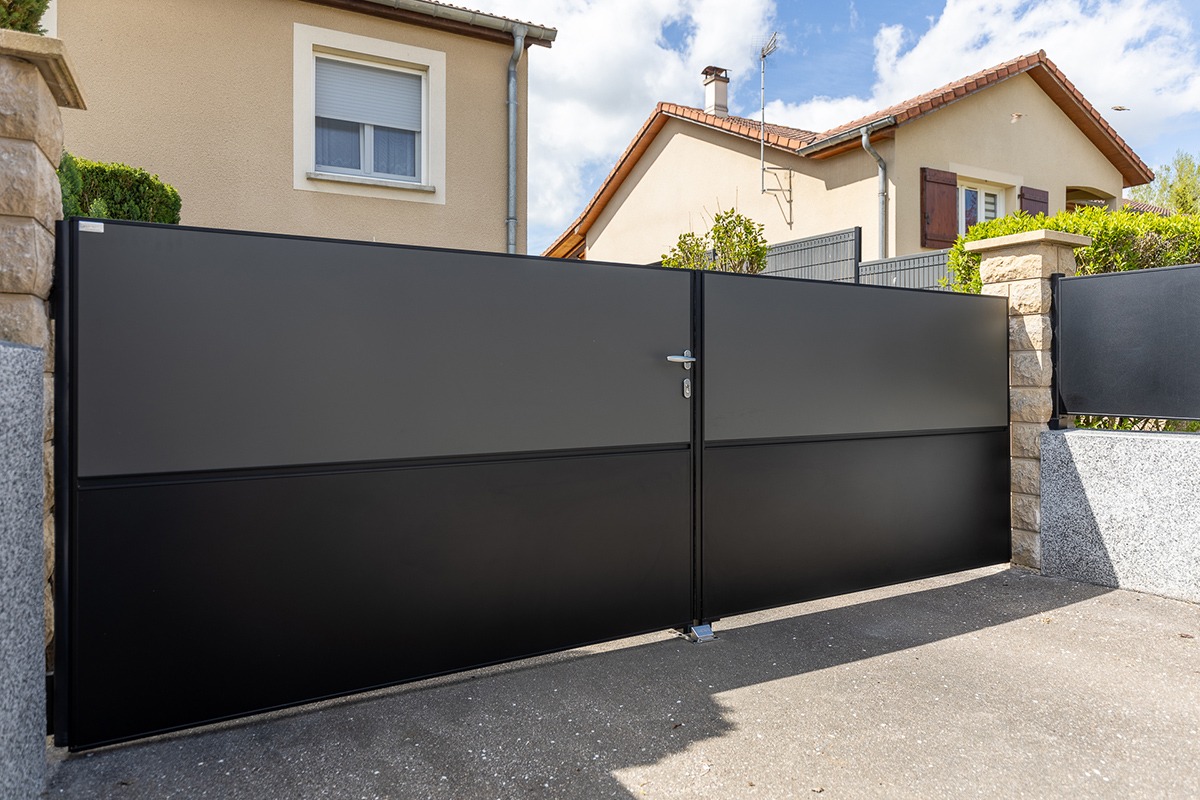 Portail battant alu gamme Quadra Design modèle P6 - Noir d'ombre