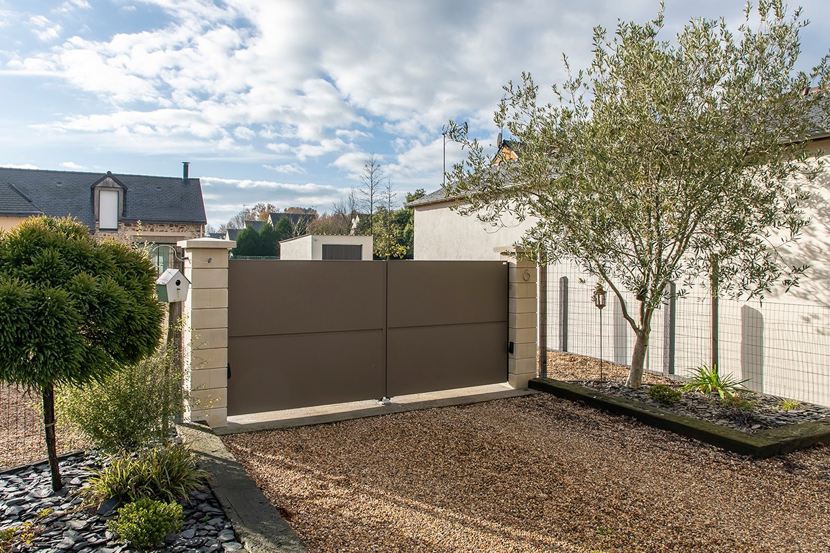 Portail battant alu gamme Quadra modèle P6 - RAL7006