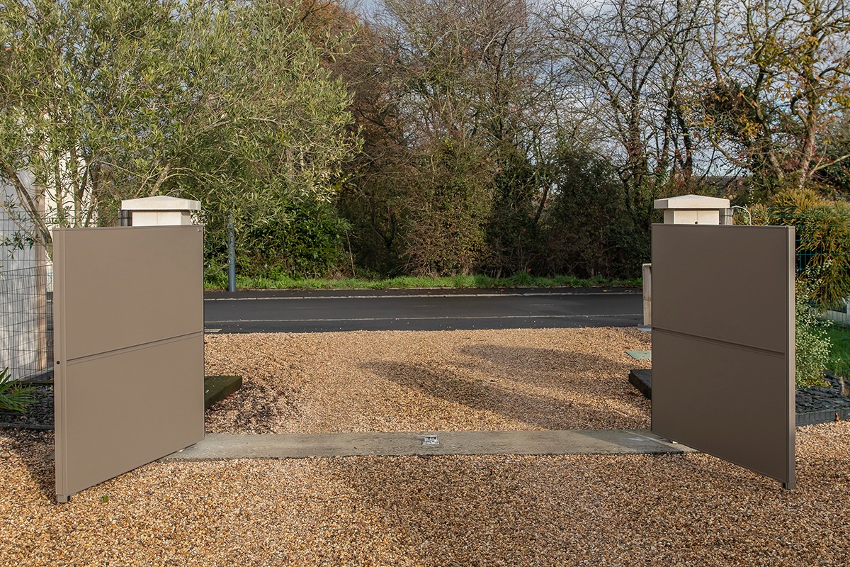 Portail battant alu gamme Quadra modèle P6 - RAL7006