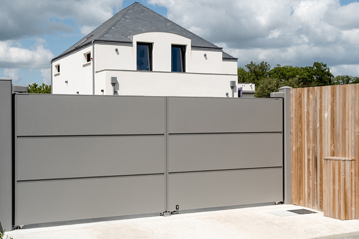 Portail battant alu gamme Quadra modèle P6 - RAL9007