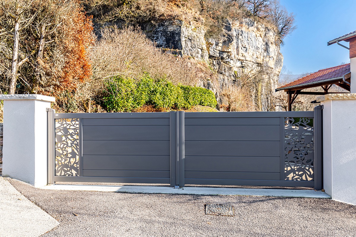 Portail battant alu gamme Signature modèle Arial décor Futuriste - RAL2900