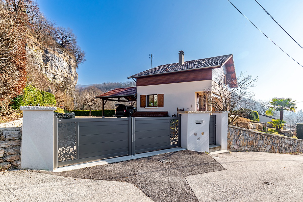 Portail battant alu gamme Signature modèle Arial décor Futuriste - RAL2900