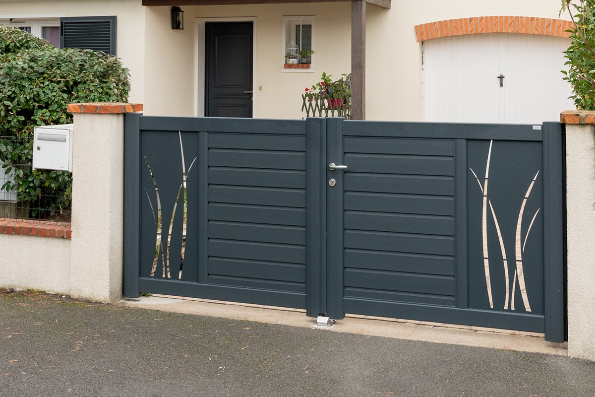 Portail battant alu gamme Signature modèle Arial décor Herbage Brise-vent - RAL7016