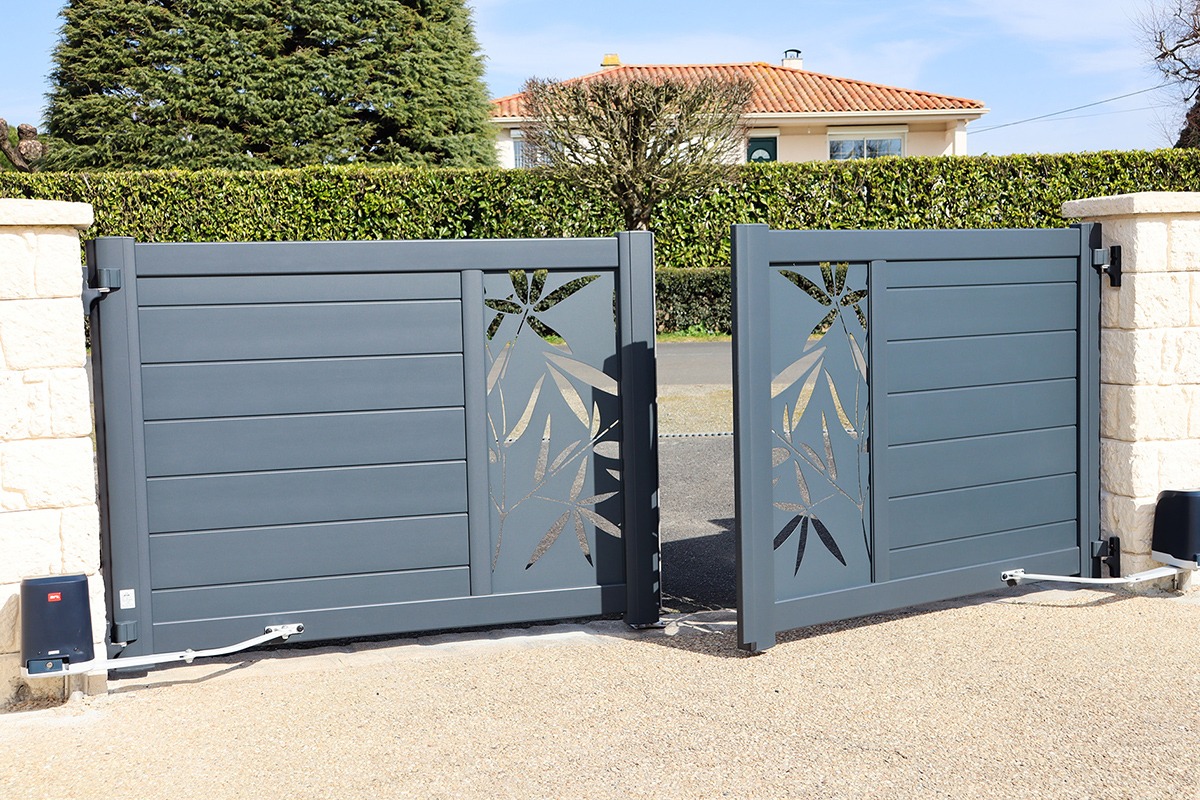 Portail battant alu gamme Signature modèle Aster 255 décor Ramage - RAL7016