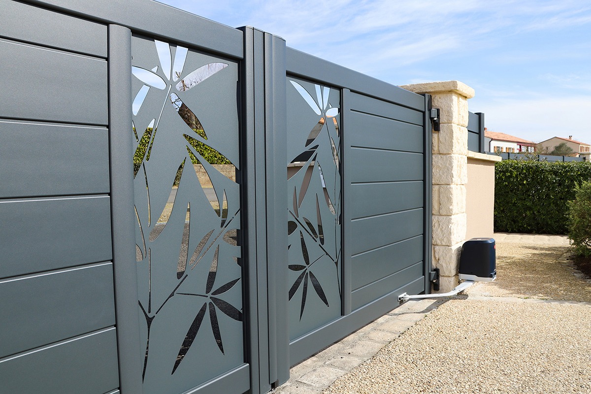 Portail battant alu gamme Signature modèle Aster 255 décor Ramage - RAL7016