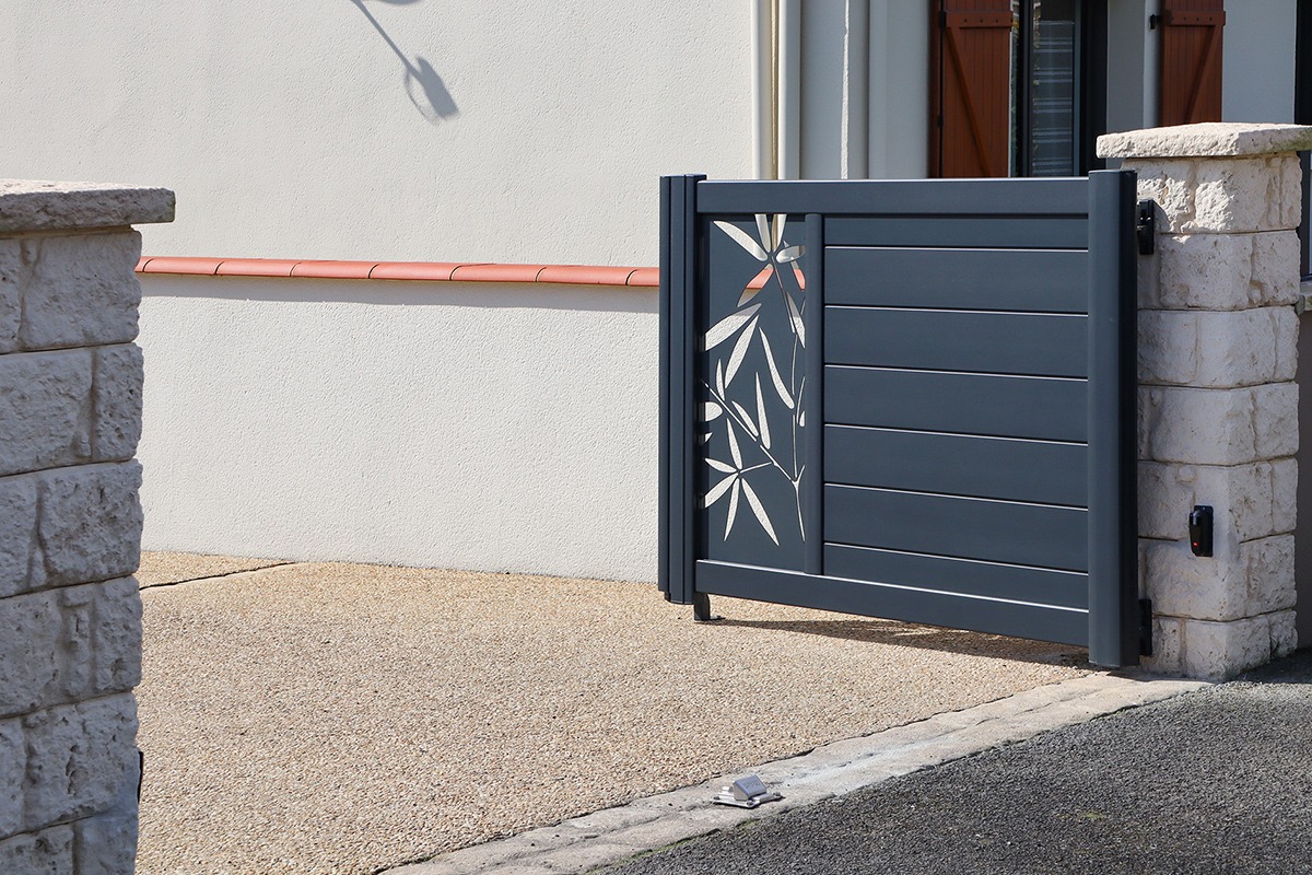 Portail battant alu gamme Signature modèle Aster 255 décor Ramage - RAL7016