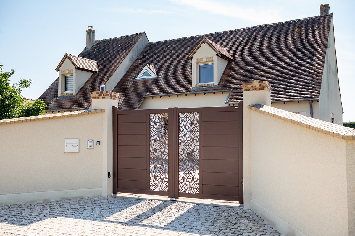 Portail battant alu gamme Signature modèle Aster 255 décor Balade - Rouille Mars