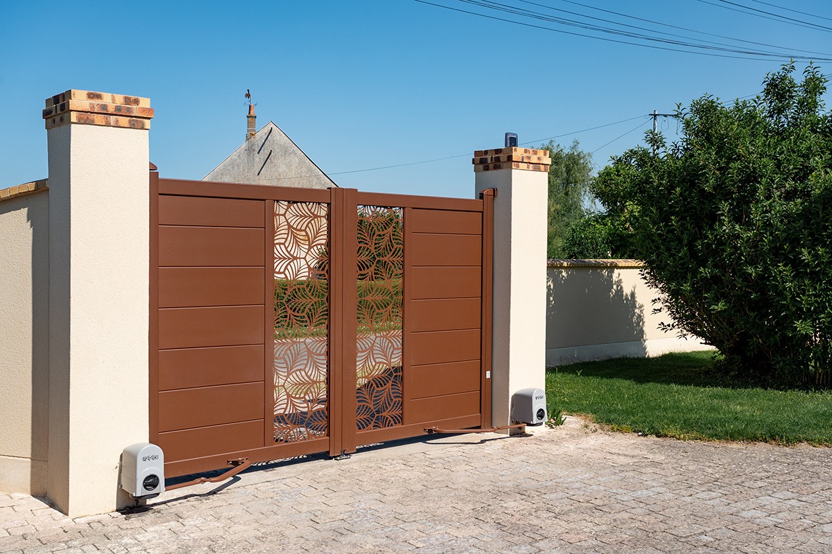 Portail battant alu gamme Signature modèle Aster 255 décor Balade - Rouille Mars