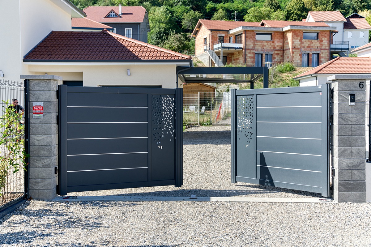 Portail battant alu gamme Signature modèle Aster 255 décor Dispersion et Jonc alu - RAL7016