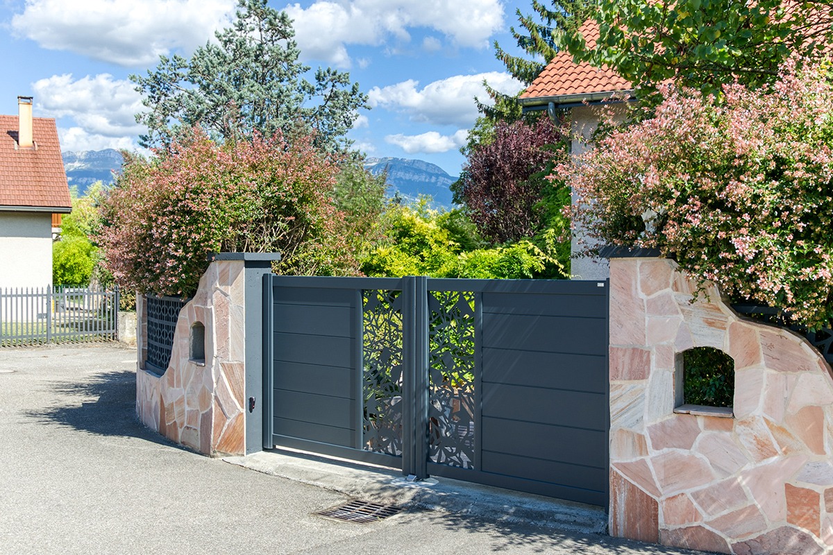 Portail battant alu gamme Signature modèle Aster 255 décor Futuriste - RAL7016