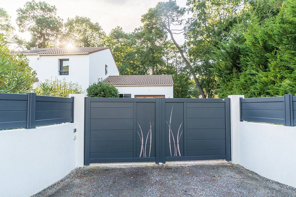 Portail battant alu gamme Signature modèle Aster 255 décor Herbage - RAL7016