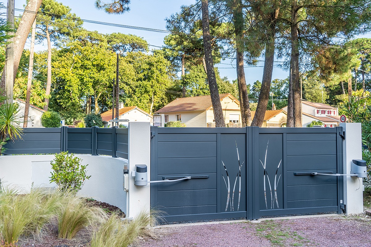 Portail battant alu gamme Signature modèle Aster 255 décor Herbage - RAL7016