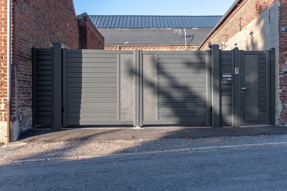 Portail battant alu gamme Signature modèle Aster Brise-vent décor Ardoise - RAL7016