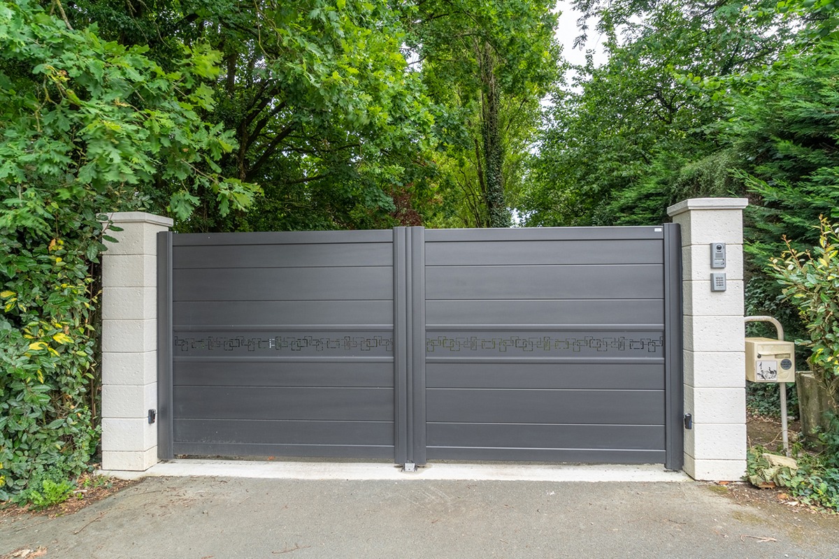 Portail battant alu gamme Signature modèle Nordica 255M - RAL2100