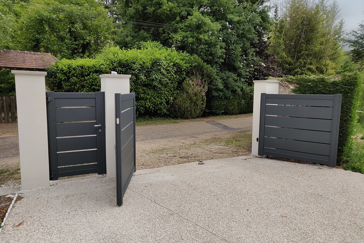 Portail battant alu gamme Signature modèle Tramontane - RAL7016