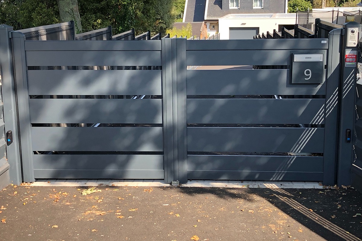 Portail battant alu gamme Signature modèle Tramontane - RAL7016