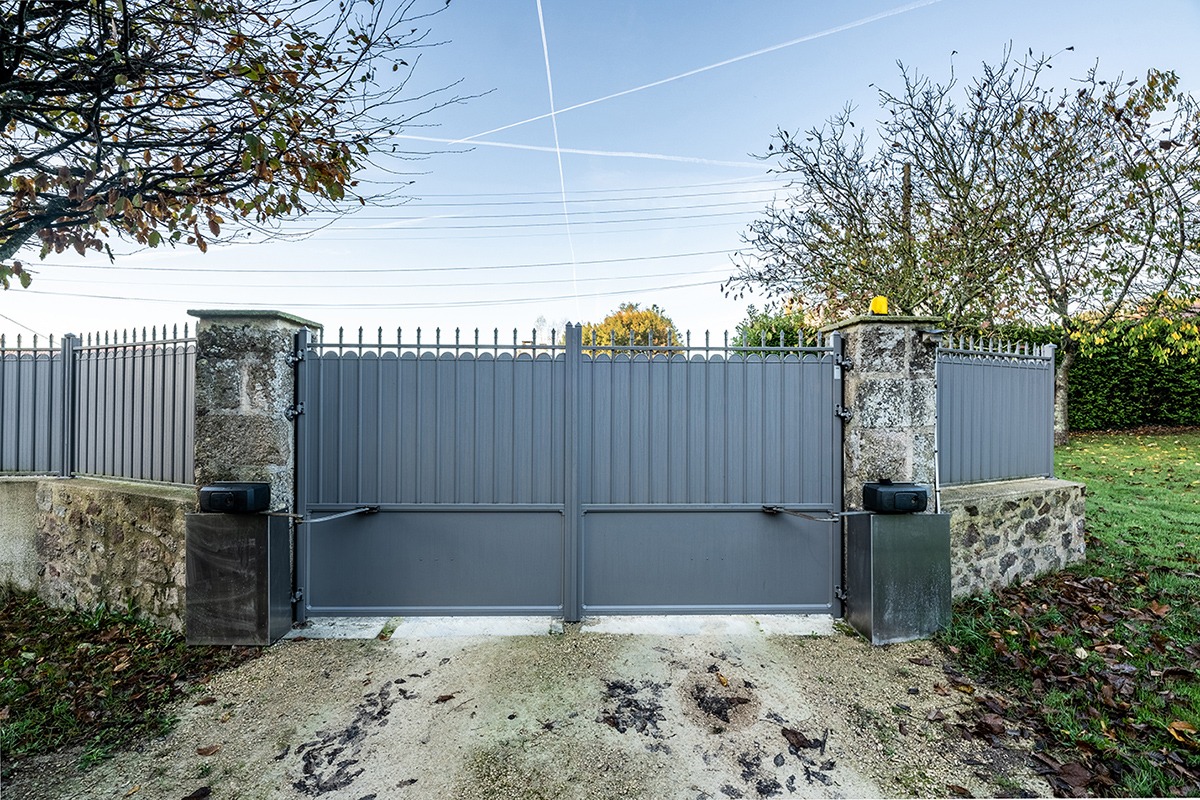 Portail battant alu gamme Tradition modèle Molitor - RAL9007