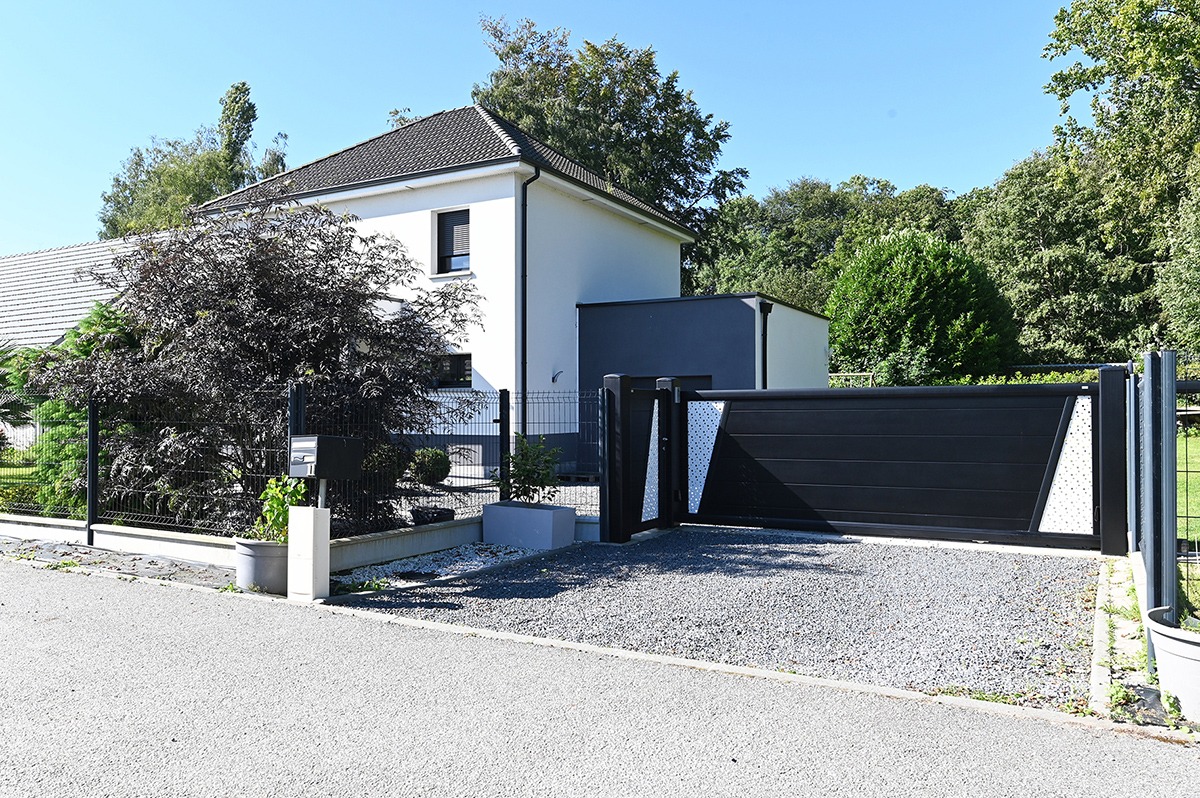 Portail coulissant alu gamme Signature modèle Corsiva 255 décor Bulles de savon - RAL9005