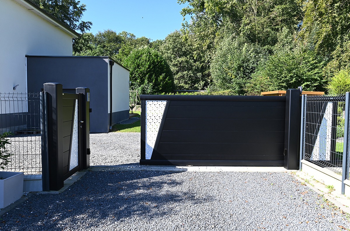 Portail coulissant alu gamme Signature modèle Corsiva 255 décor Bulles de savon - RAL9005