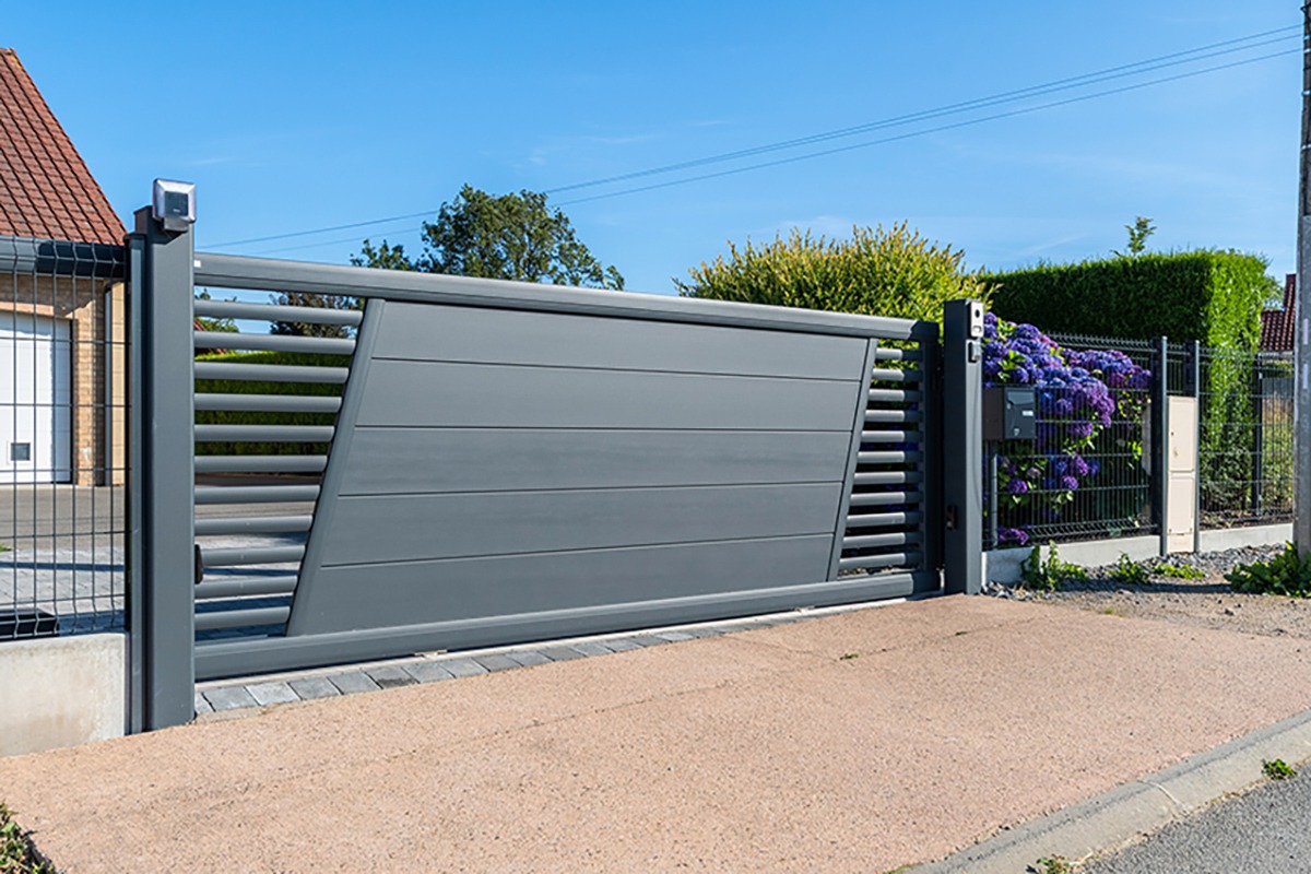 Portail coulissant alu gamme Signature modèle Corsiva 255 décor Lisses - RAL7016