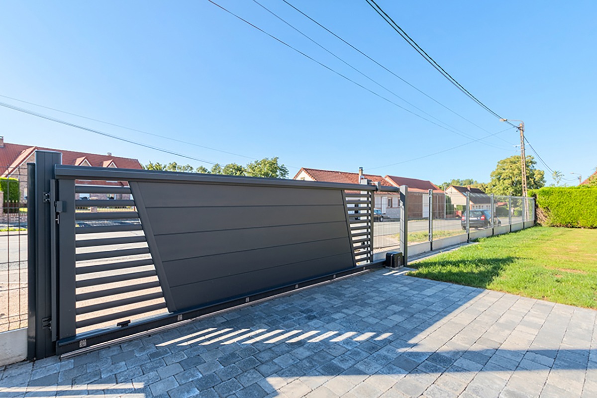 Portail coulissant alu gamme Signature modèle Corsiva 255 décor Lisses - RAL7016